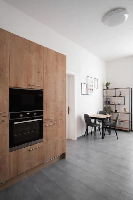 Helen Homestay Prague Palmovka エクステリア 写真